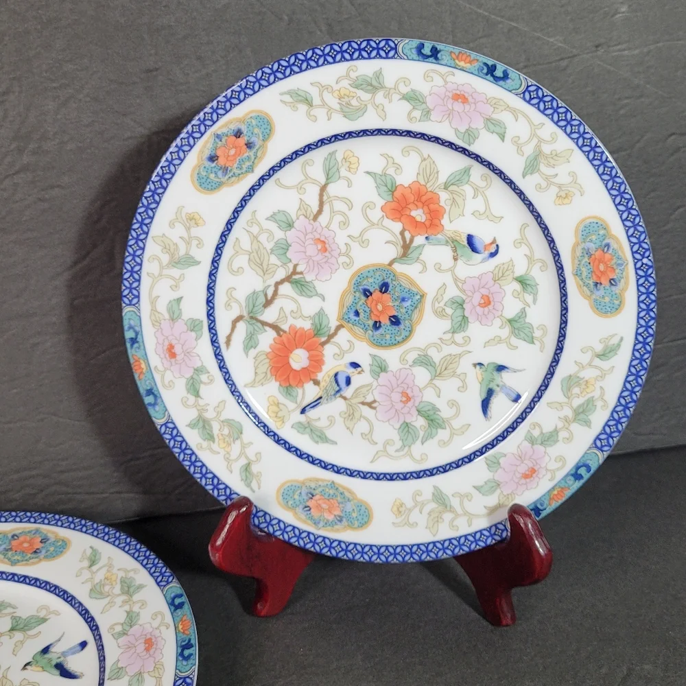 Distinctive Settings Ming Pattern Fine Porcelain Plates Lot of Two 8
